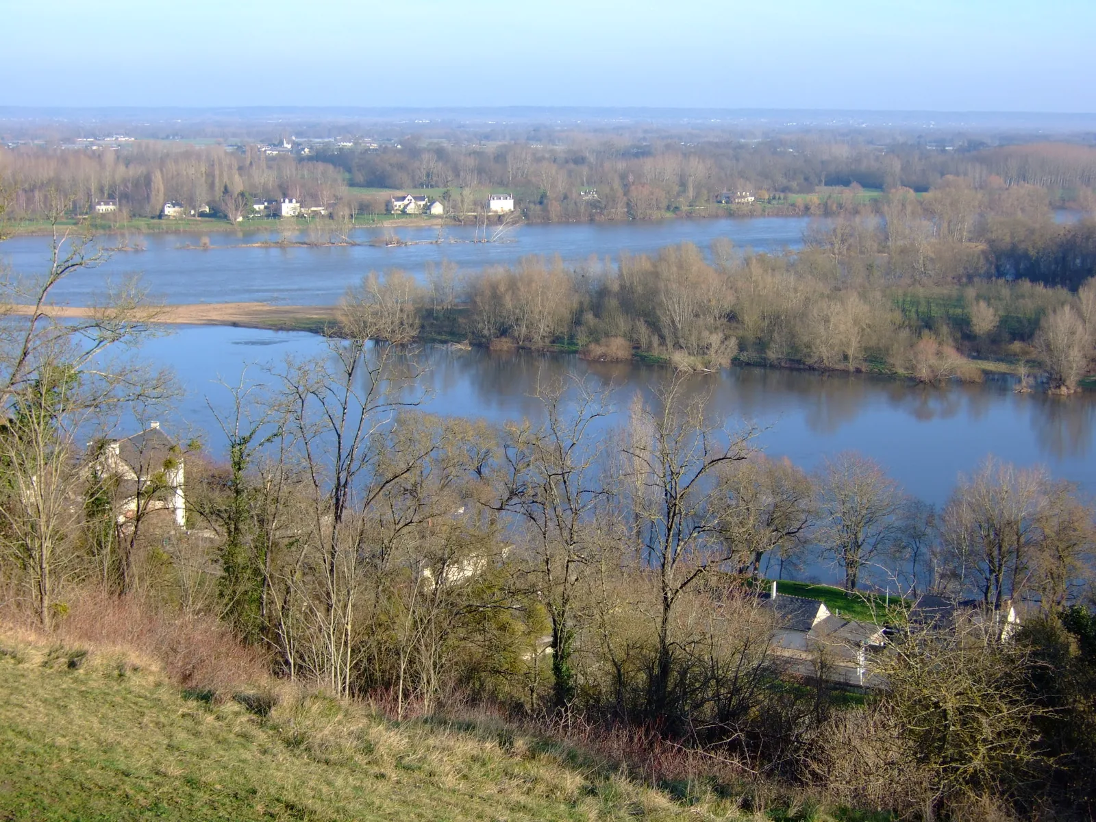 La Vienne rejoint la Loire dans le paysage de Candes-Saint-Martin