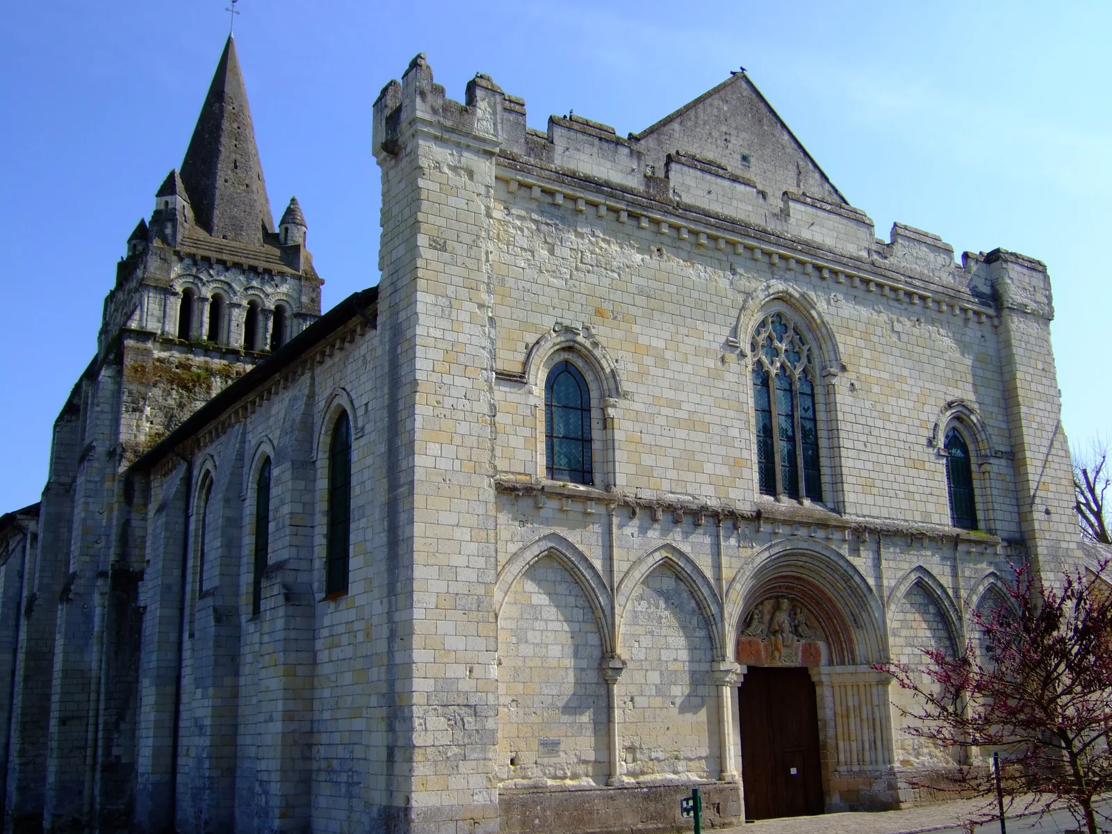 La façade de l’église Notre-Dame de Cunault