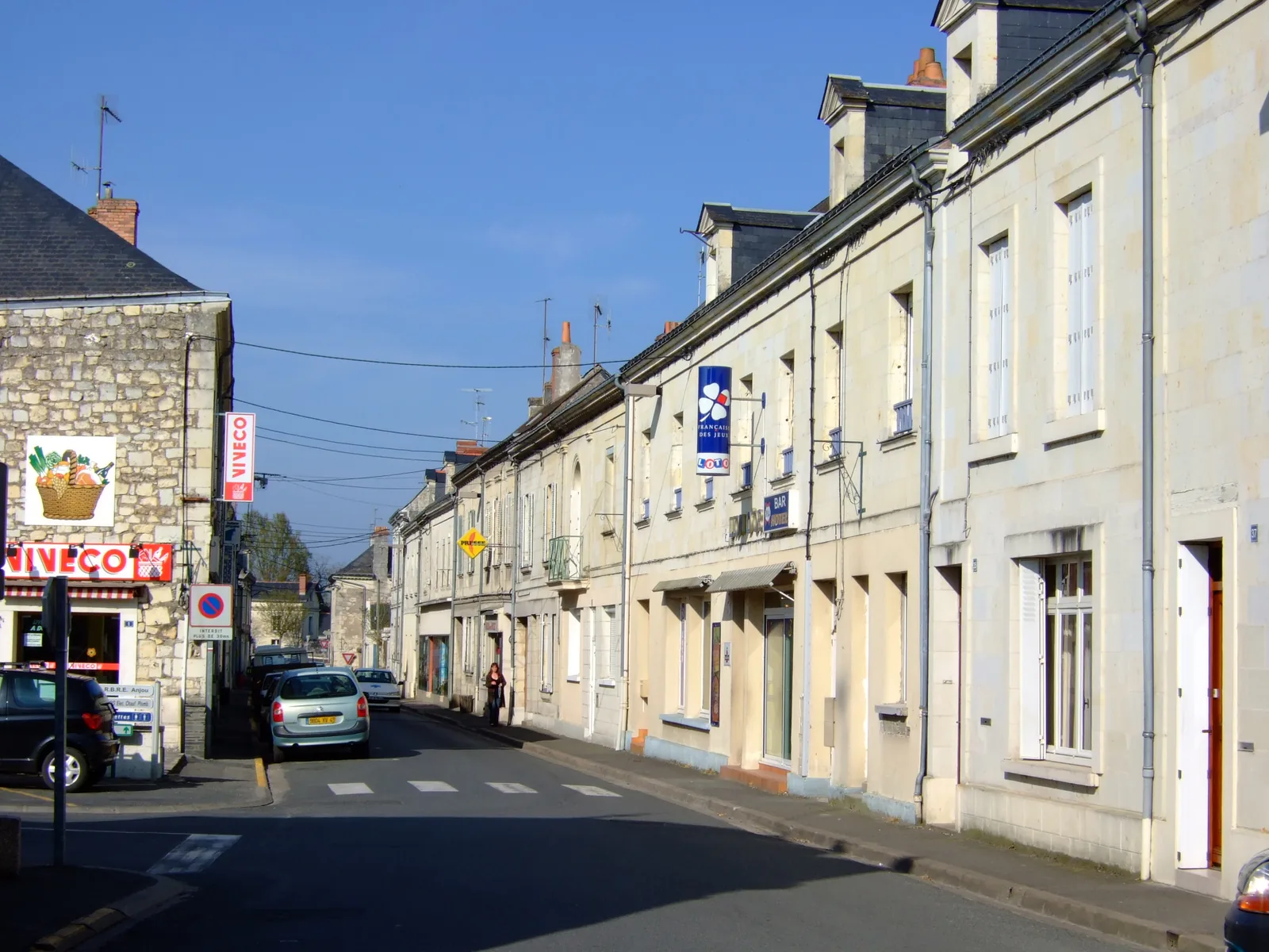 Une rue du centre ancien de Gennes bordée de maisons
