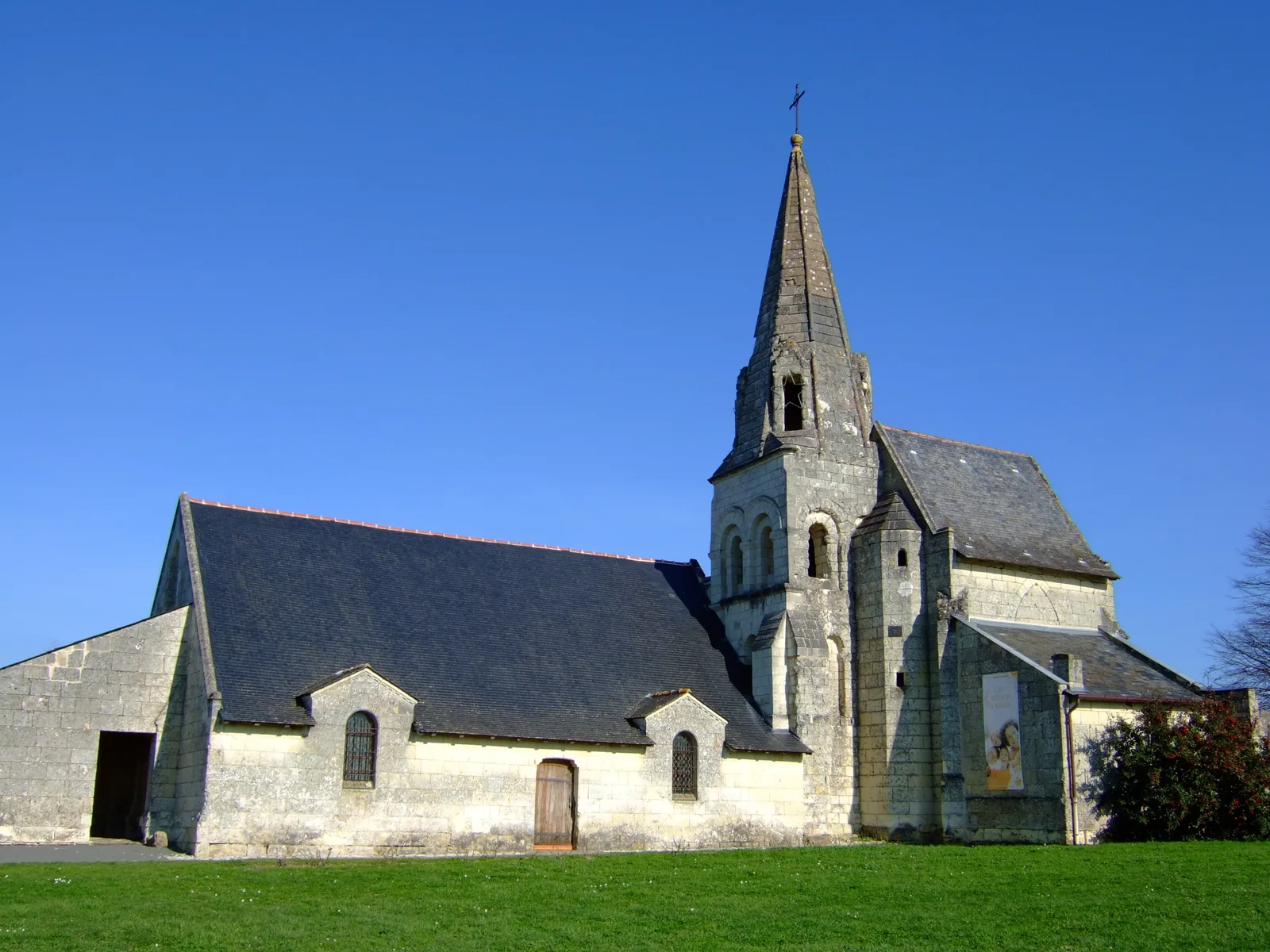 L’église Saint-Pierre de Parnay