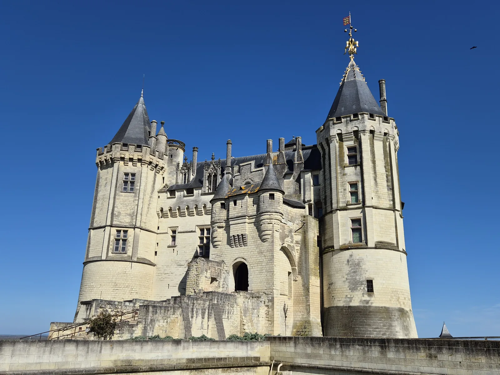 Le château de Saumur et ses tours de pierre claire